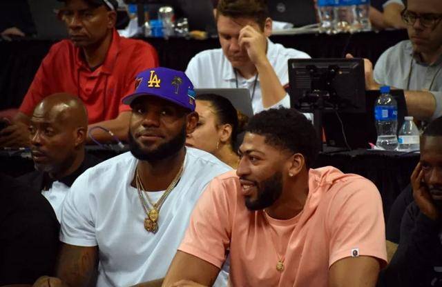 进攻者在回 进攻者在回